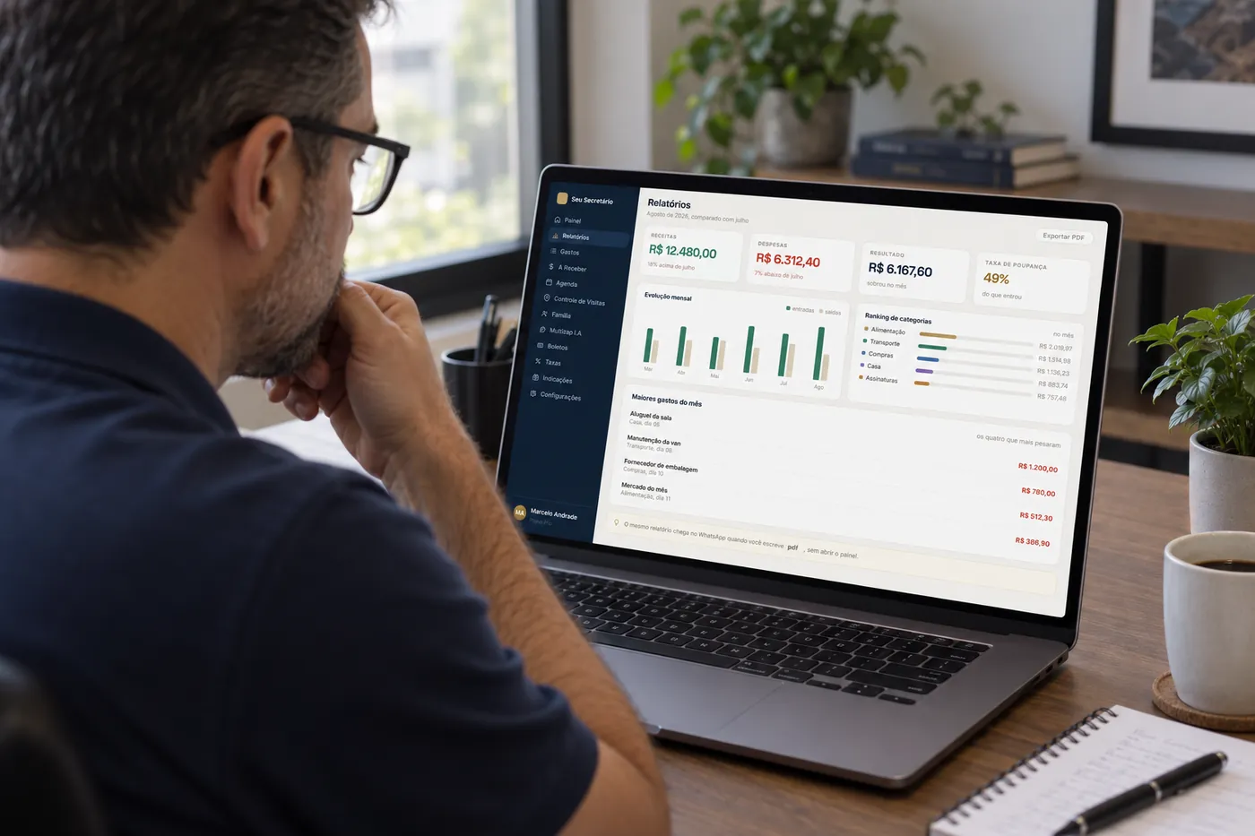 Empresário analisa o relatório financeiro mensal no notebook